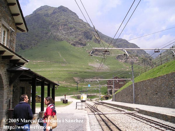 Un "petit" túnel a partir d'aquí, i em un moment enllaçaria amb la línia del tren groc. És per pensar-s'ho...