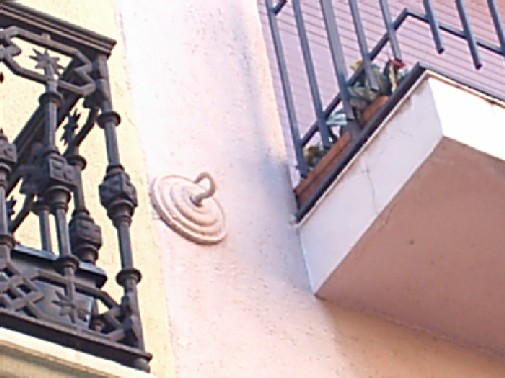 "El rosetón rosa", un altre, però pintat com la resta de la façana, a G. de Sant Andreu al costat de la Plaça del Comerç.