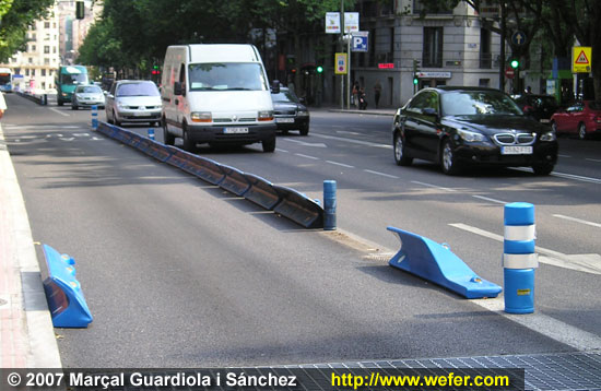 Els carrils bus estan separats per aquesta mitjana de plàstic. La teoria és bona, però a la pràctica a vegades es trenquen (com en aquest cas) i els autobusos han de passar per fora al carril. A vegades, fins hi ha cotxes que aparquen sobre la vorera.