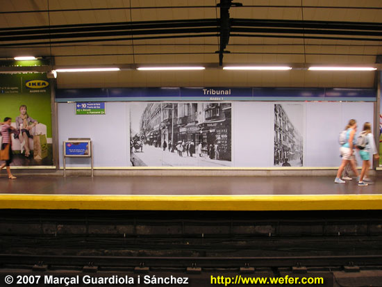 Estació antiga del metro. Hi ha fotografies de Madrid de principis de segle XX.