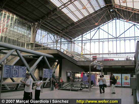 Intercanviador de Príncipe Pio. La foto està feta des de dins de les instal·lacions de metro, però el pont metàl·lic que creua per l'esquerra és de Renfe. Renfe passa, amb la via descoberta, per sobre les andanes del metro.