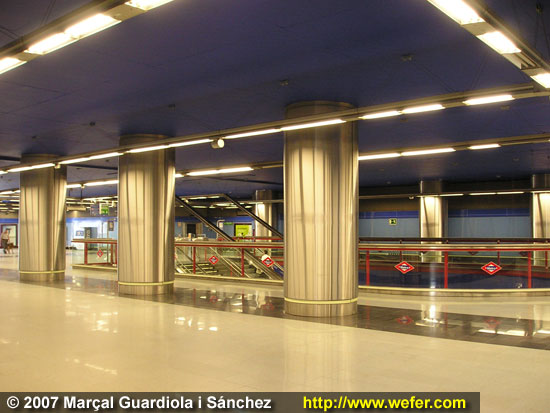 Vestíbul superior d'una de les estacions del metro feta els últims anys