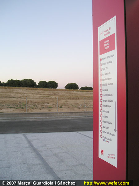 Termòmetre en una de les parades. De fons, paisatge bucòlic que fa entendre per què aquests tramvies els explota l'empresa "Metro Ligero del (lejano) Oeste"