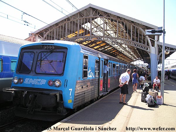 Branca reversible amb la que vam arribar a Perpinyà. Tot són cotxes remolcs, empesos per una locomotora que va darrera (al viatge de tornada, anirà davant), una cosa força desconeguda a Espanya