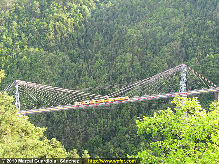 El pont Gisclard, vist des d'un mirador de la carretera. Ha estat engalanat amb aquesta mena de pancartes de colors per celebrar el centenari. Curiosament, des del tren les pancartes no es veuen.