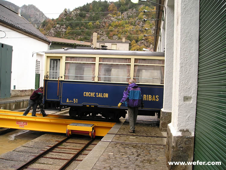 Ribes-Vila. final del trajecte. És hora de guardar la composició fins l'any que ve. Seguint la filosofia d'aquest ferrocarril, els cotxes es maniobren amb "tracció animal"