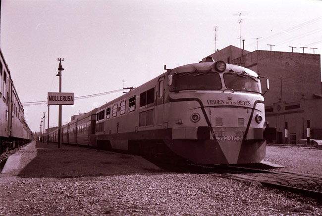 Creuament del Talgo BCN>MAD amb el Shangai procedent de Galícia, a Mollerussa.