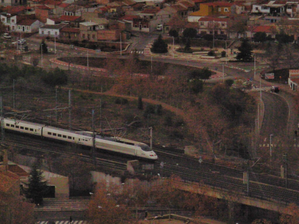 AVE entrando en Puertollano (foto realizada desde "el Minero")