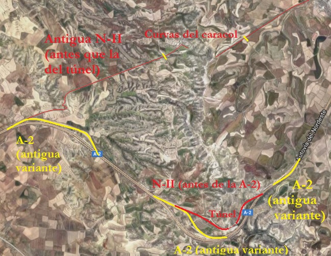 Si seguimos la antigua N-II, una vez pasadas "las curvas del caracol", más adelante se unirá de nuevo a la actual A-2. Pero, ojo. Por debajo de ésta, hay más cosicas a comentar que merecen su atención. Respecto al trío de trazos marcados en amarillo se tratan de tres tramos dónde la A-2 transcurría por curvas mucho más cerradas que las actuales. Pero, lo que realmente nos llama la curiosidad es la N-II, dónde se puede encontrar a la entrada del túnel en sentido Madrid, un par de señales sobre "Luces cortas". Este túnel tenía su guasa, ya que era en bajada pronunciada (como la actual A-2) y en una curva a derecha algo cerrada, con lo que había que tener cierto cuidado. Pasado el túnel y ese par de curvas derecha e izquierda, se junta con la antigua A-2, dónde ésta última se unirá a la actual A-2.