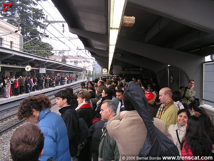 Gent esperant "pacientment" el tren a Sant Cugat durant el tall.