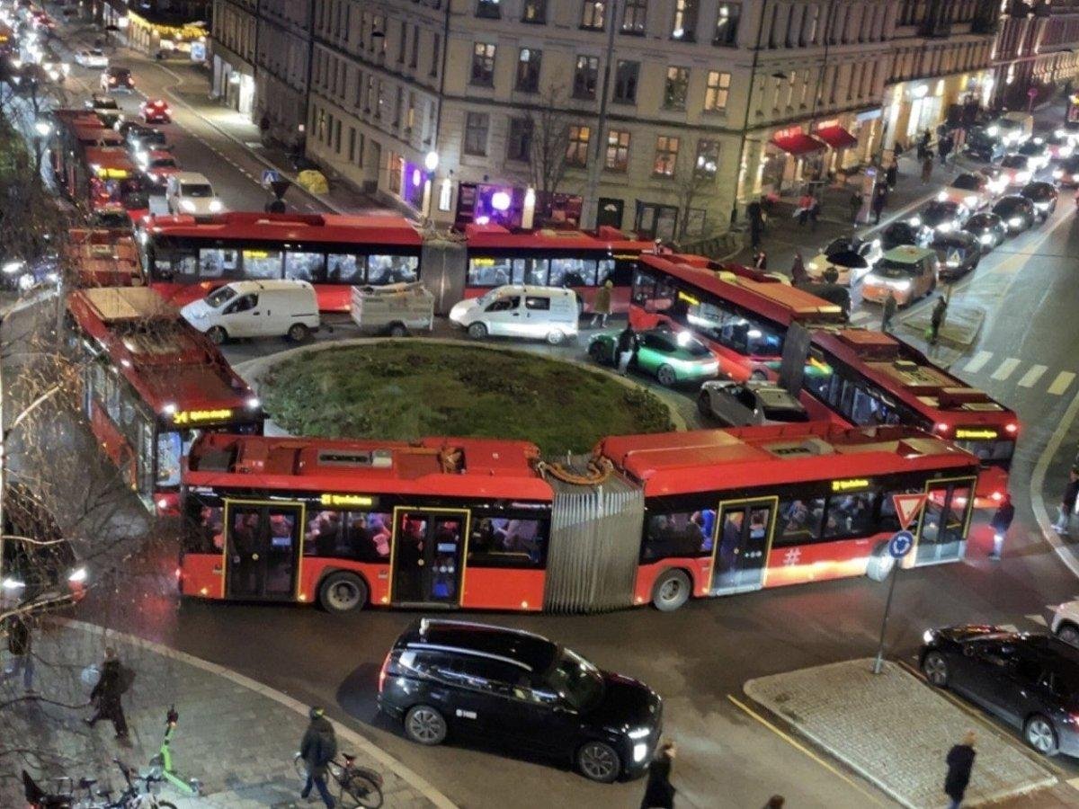Autobusos bloquejant-se els uns els altres